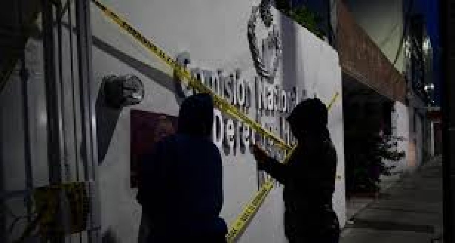 Feministas clausuran de manera simbólica CNDH de Michoacán en apoyo a colectivos en CDMX