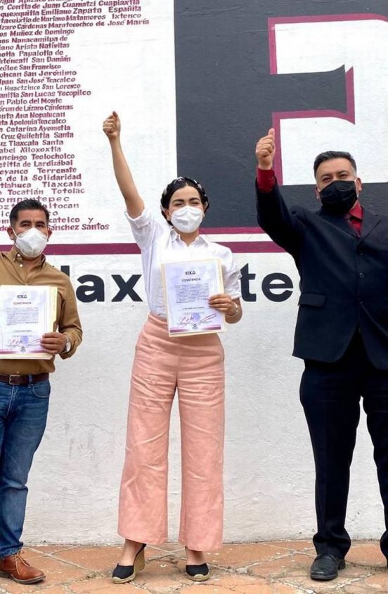 Nydia Cano se registra para la alcaldía de la capital Tlaxcalteca.