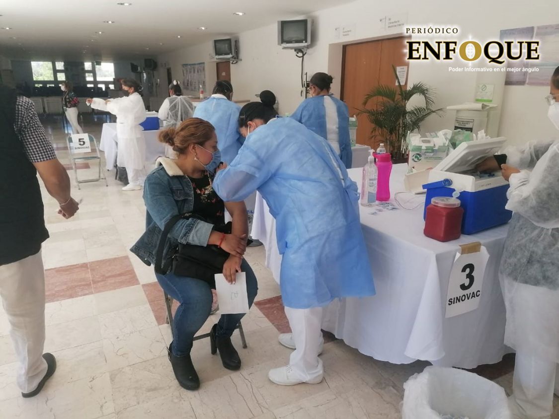 Con orden y rapidez se aplica la vacuna contra COVID de 30 y más en Tepeaca 
