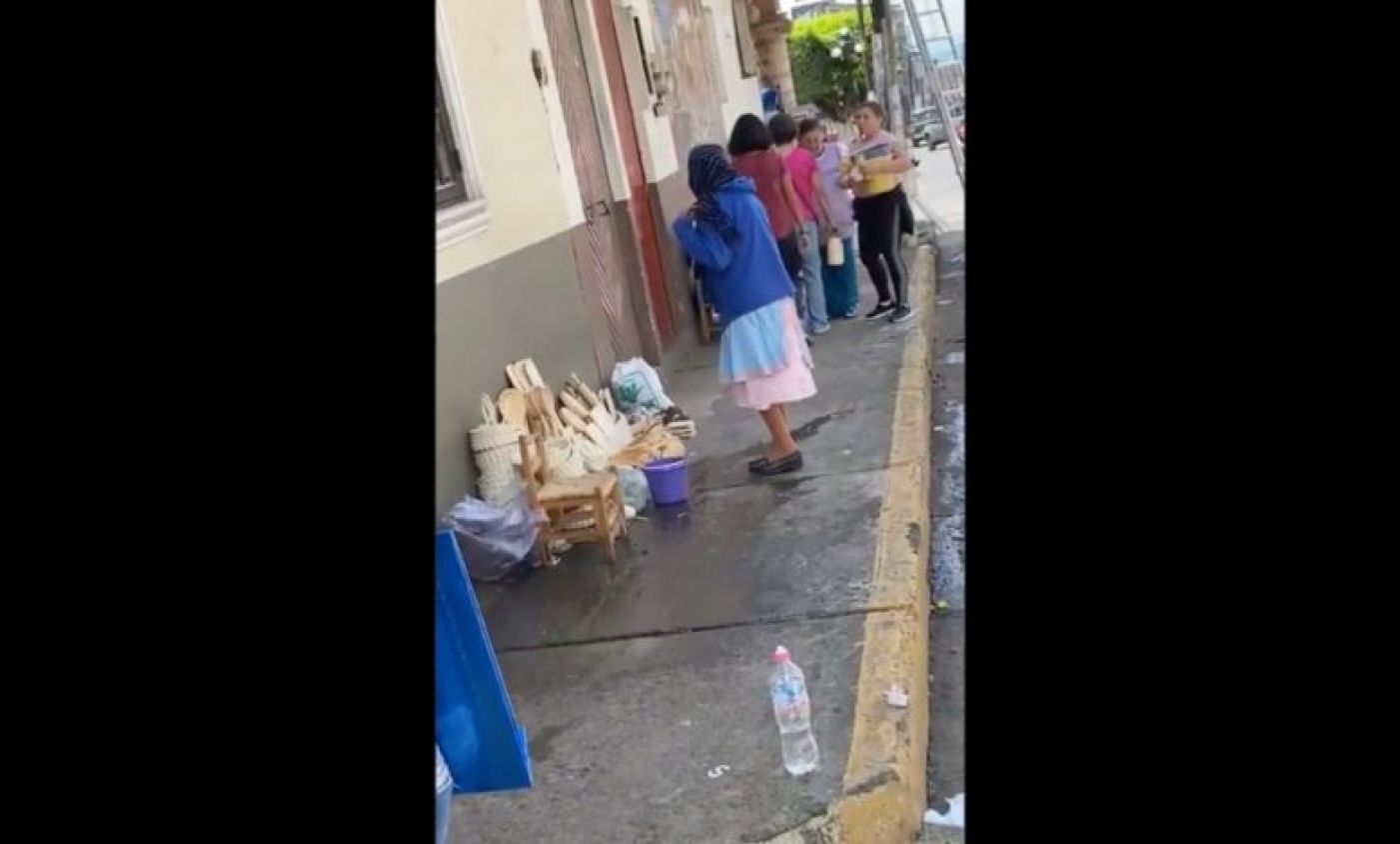 Mujer arroja agua sucia desde un balcón a ancianita que vendía artesanías en Michoacán (Video)