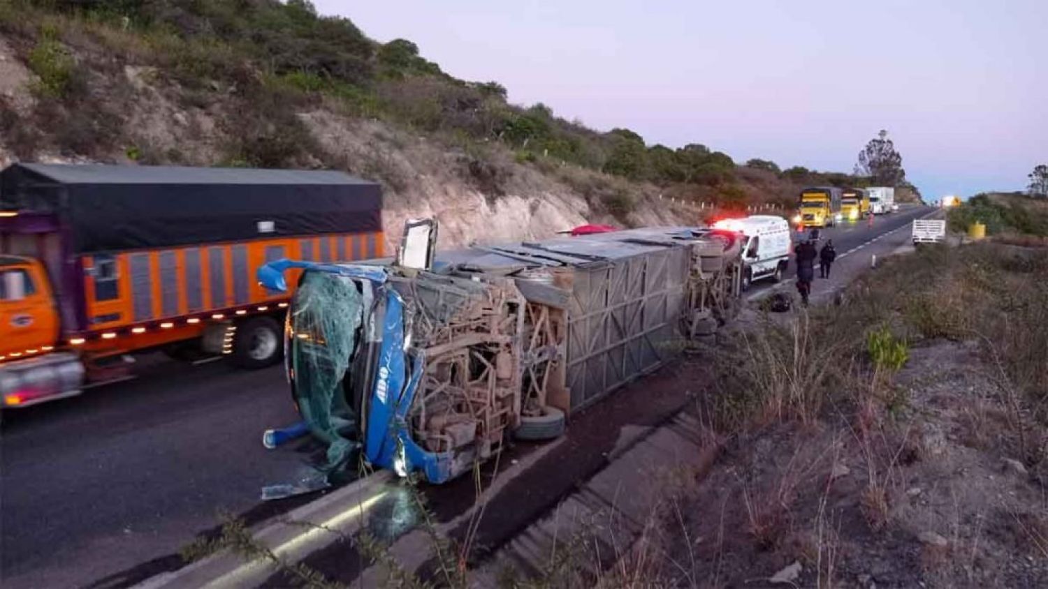 Volcadura de autobús de pasaje deja 3 muertos en Oaxaca