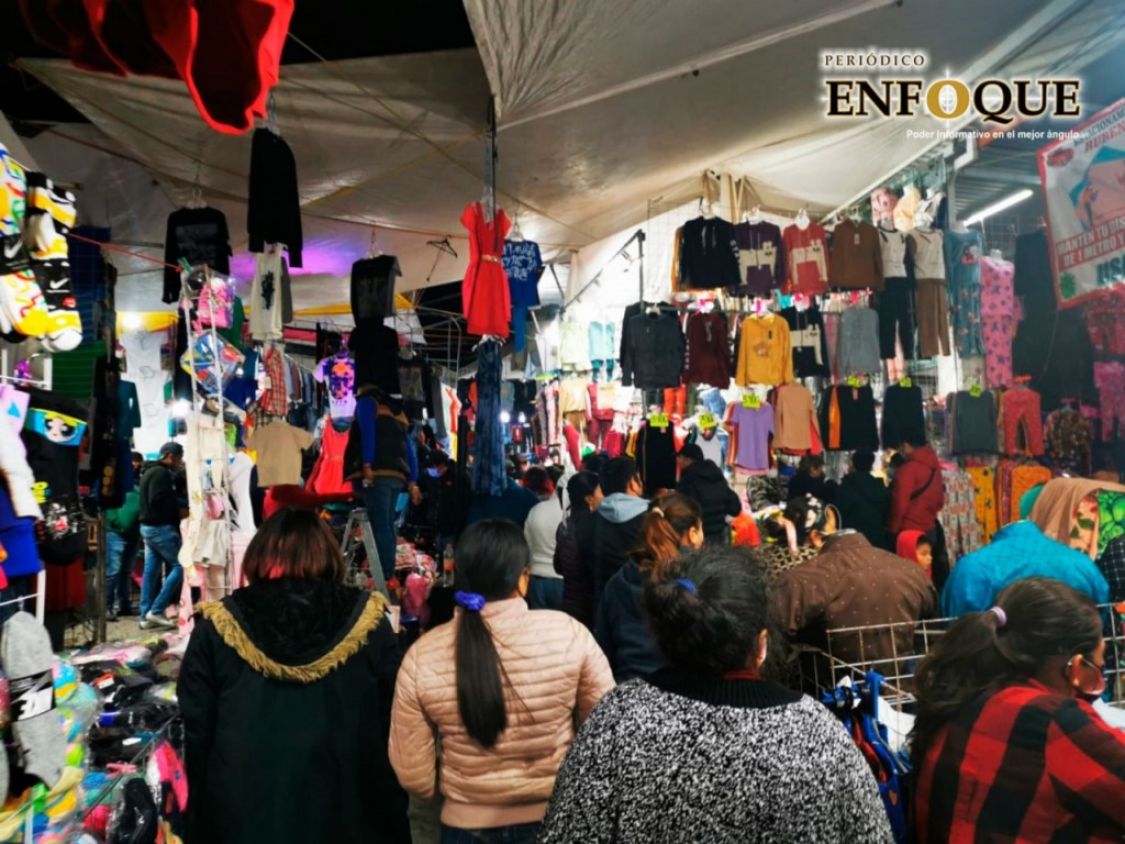 Comerciantes esperan buenas ventas este viernes y último día del año en el tianguis de Tepeaca 
