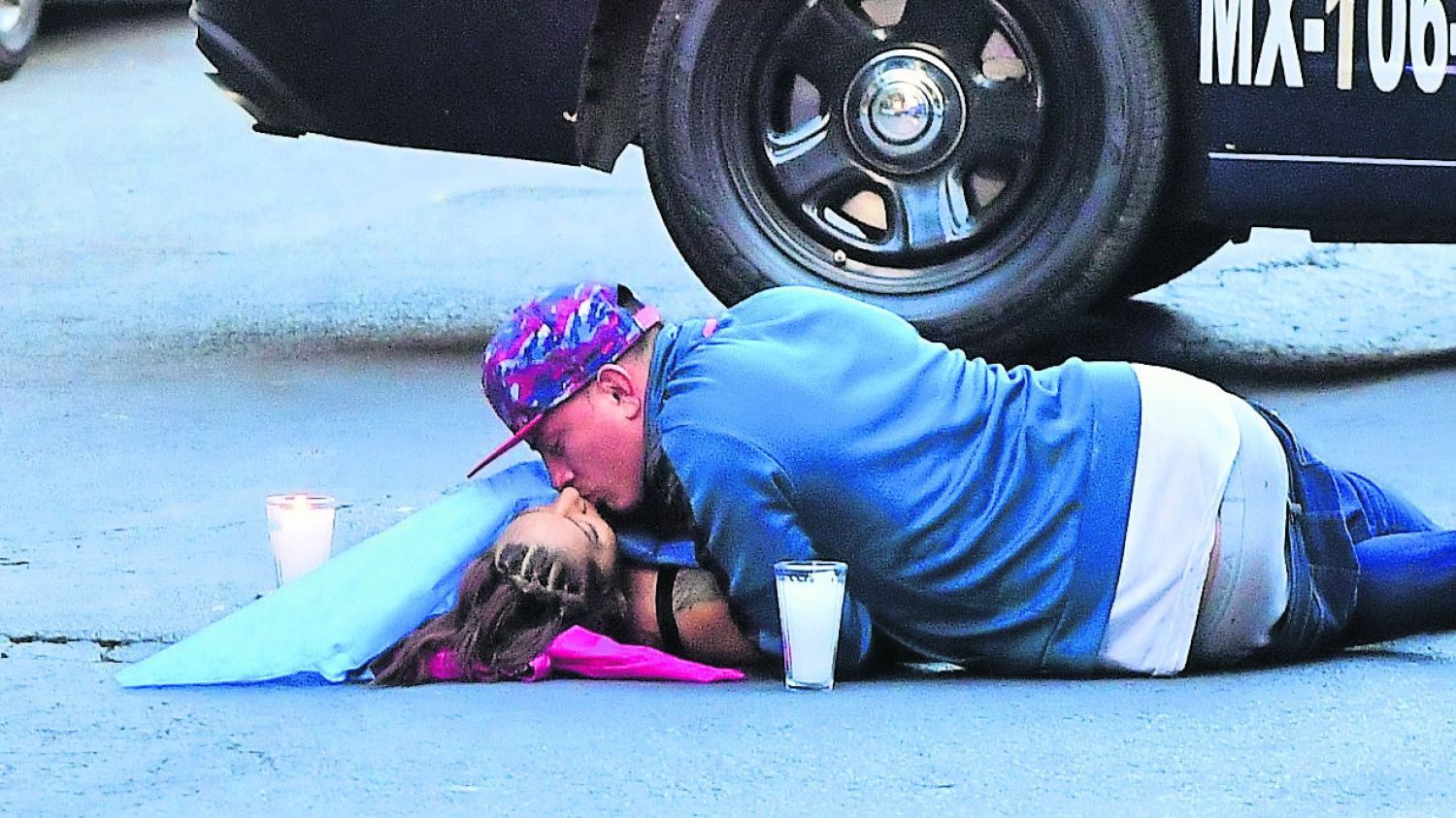 Así fue la historia de la foto del último beso a mujer asesinada por travesti