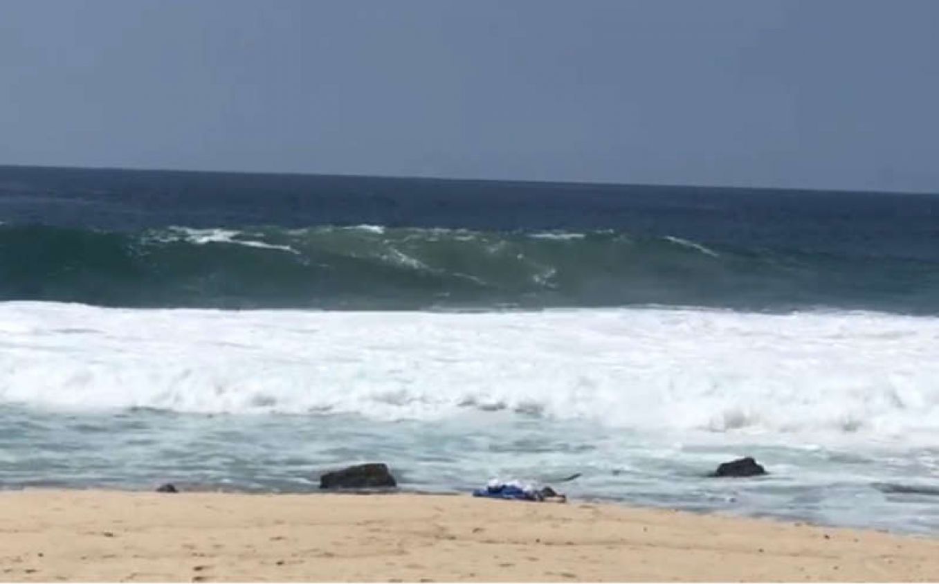 Turistas son arrastrados por olas en playa de Oaxaca; hay un muerto