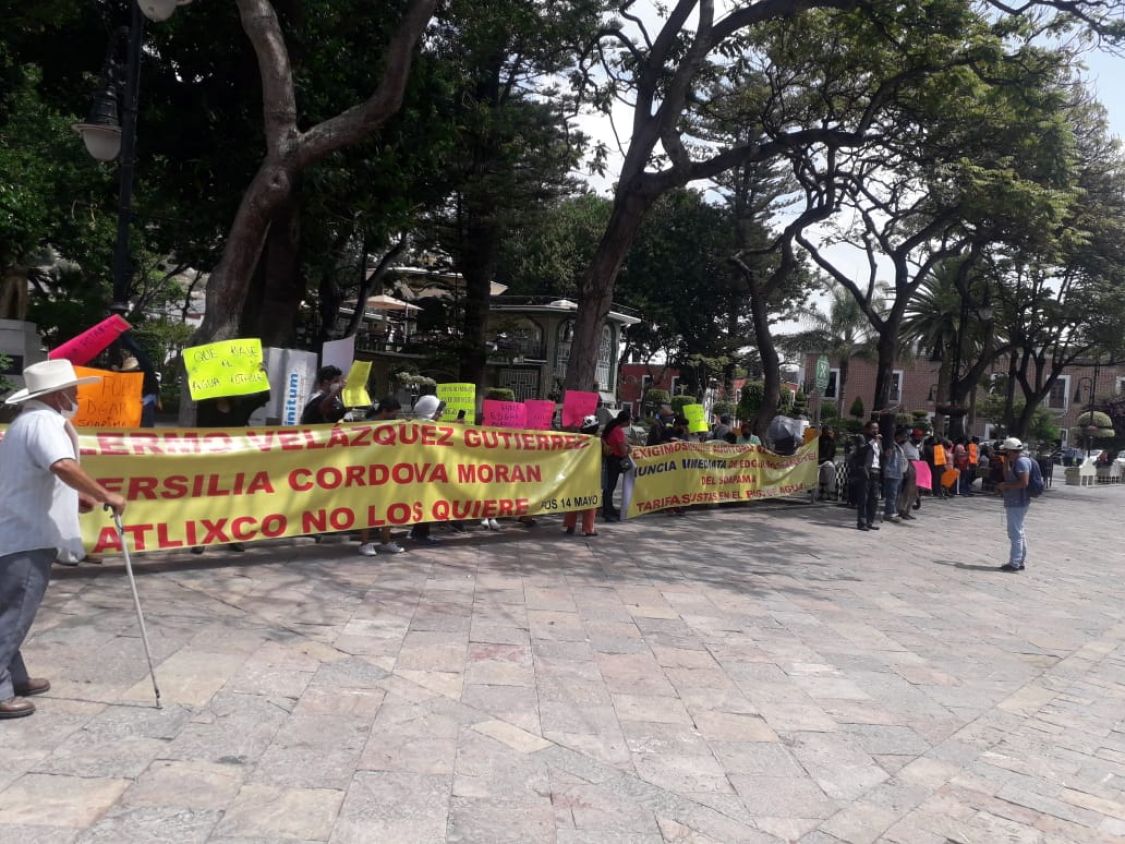 El gobierno en turno de Guillermo Velázquez nos ha dado la espalda; ciudadanos se manifiestan afuera de Palacio Municipal