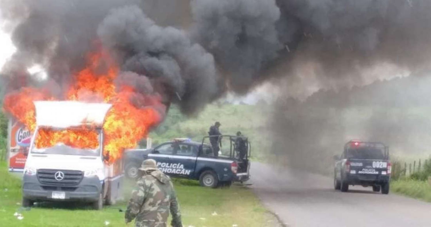 Queman camiones y bloquean carreteras en Michoacán