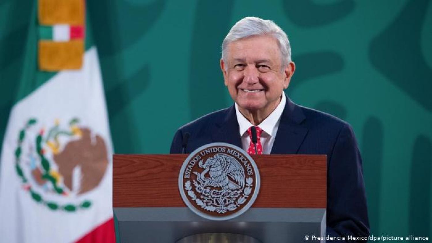 Critica a farmacéuticas por querer vender más dosis anticovid: AMLO 