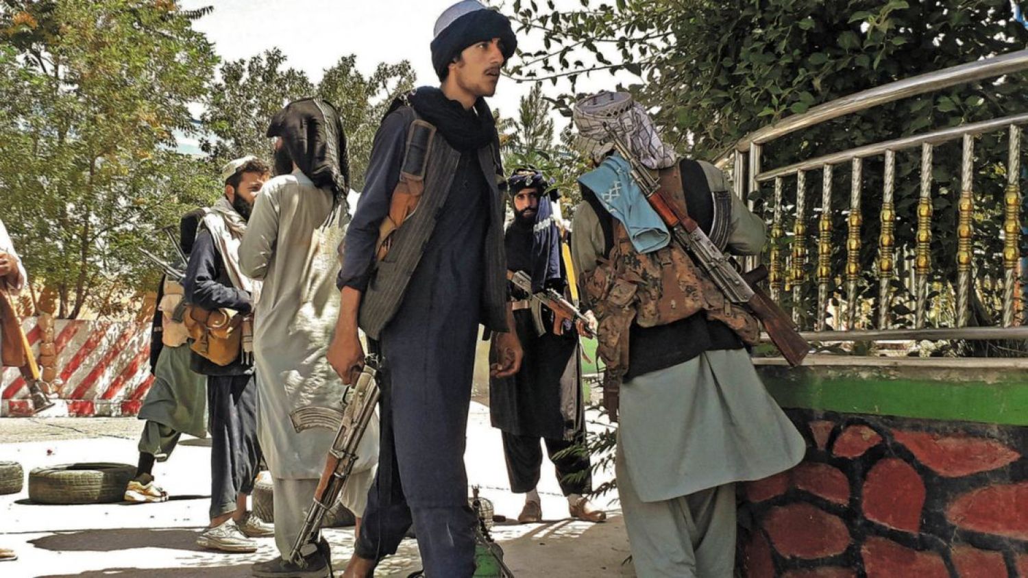 Estados Unidos evacuan al menos tres mil 200 personas de Afganistán