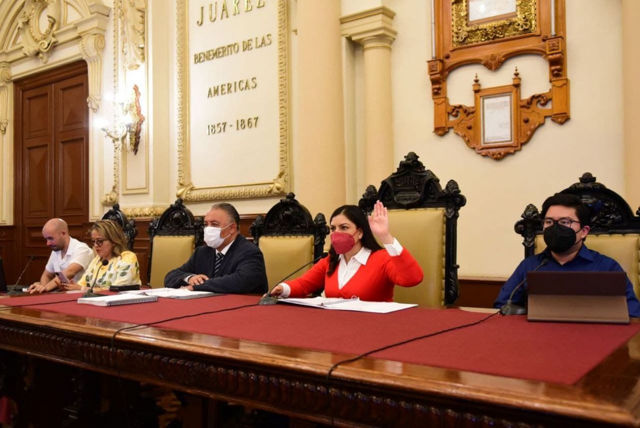 Pese a protesta Cabildo aprueba entrega de 100 bases a trabajadores afines a Claudia Rivera