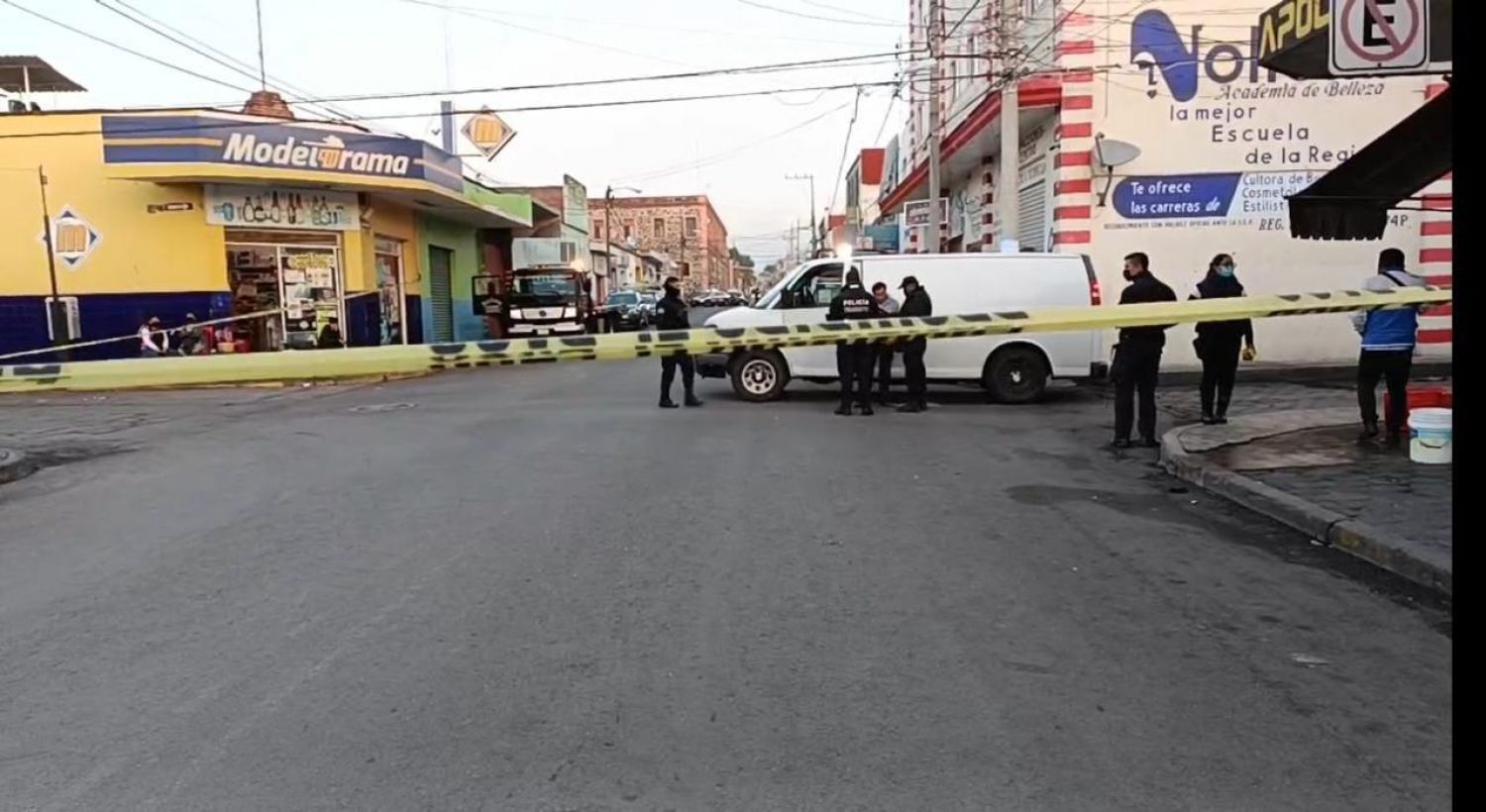 Pareja de motociclistas fueron embestidos en Atlixco; seguridad pública del municipio atendió el accidente