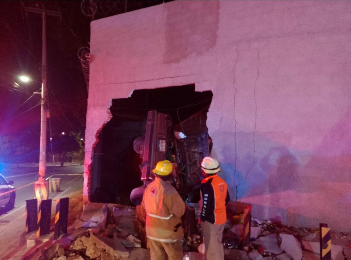 Dos personas mueren al atravesar un muro a exceso de velocidad en la capital poblana