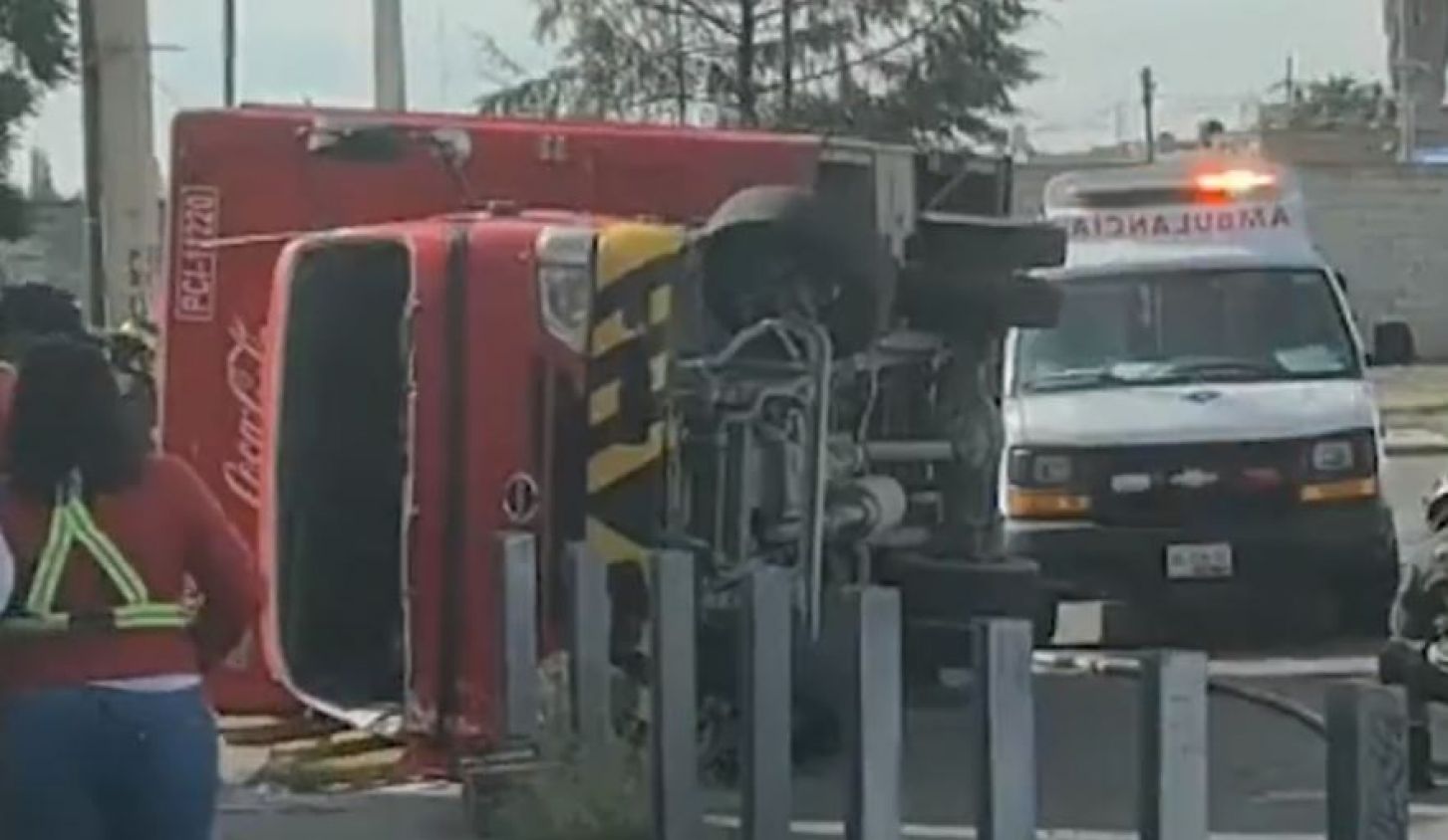 Camión de Coca Cola sufre accidente y terminó volcado en la colonia Lomas de Castillotla