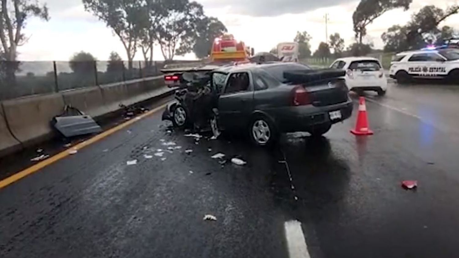 Mujer pierde la vida tras estrellar su auto detrás de una grúa en Huamantla