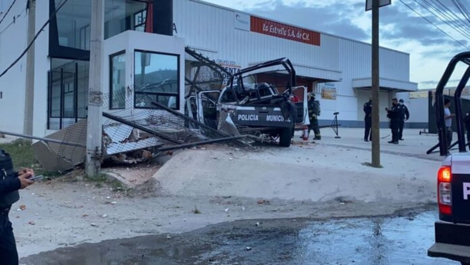 Tráiler saca del camino a patrulla para evitar ser detenido en Amozoc