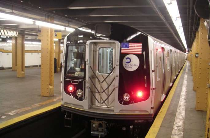 Detienen a sujeto por empujar a mujer a las vías del metro en Nueva York