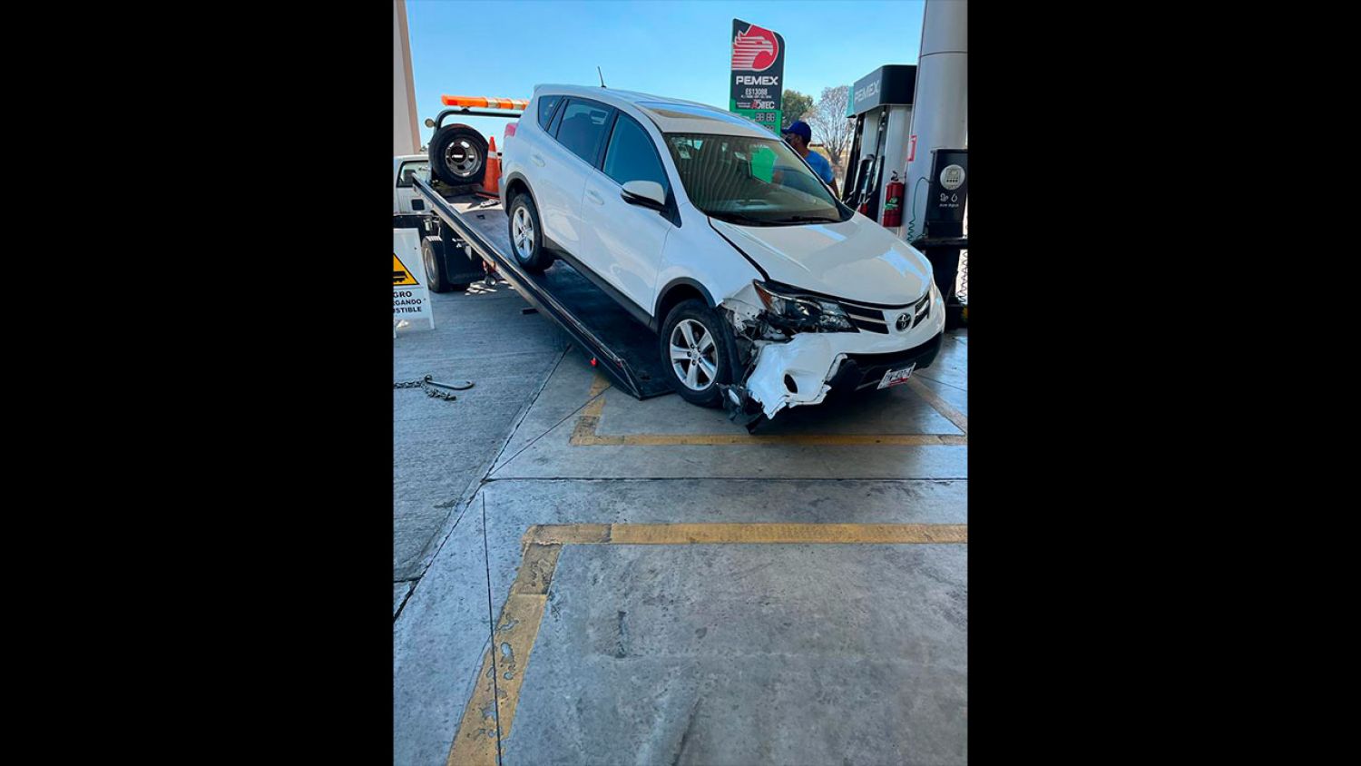 Mujer pierde el control de su camioneta en una gasolinera y arrolla a dos trabajadores