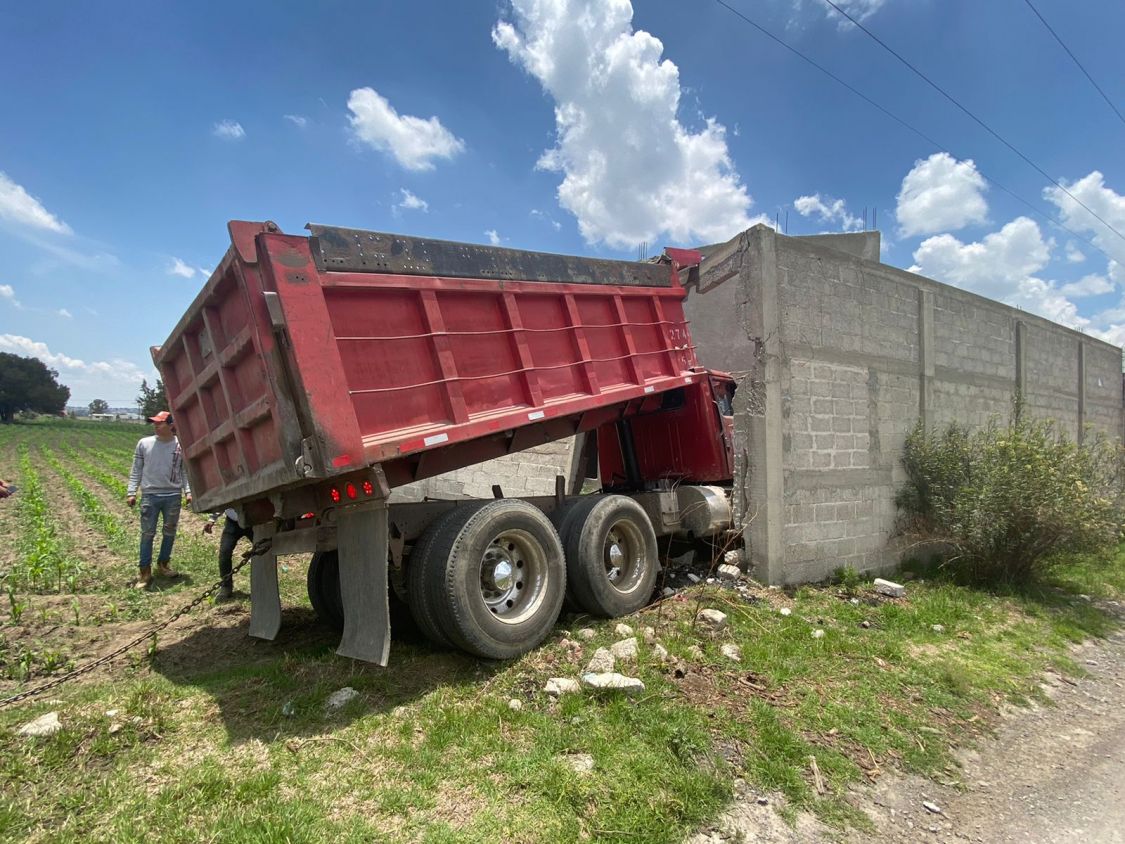 Camión de volteo se incrusta en domicilio de Apizaco 