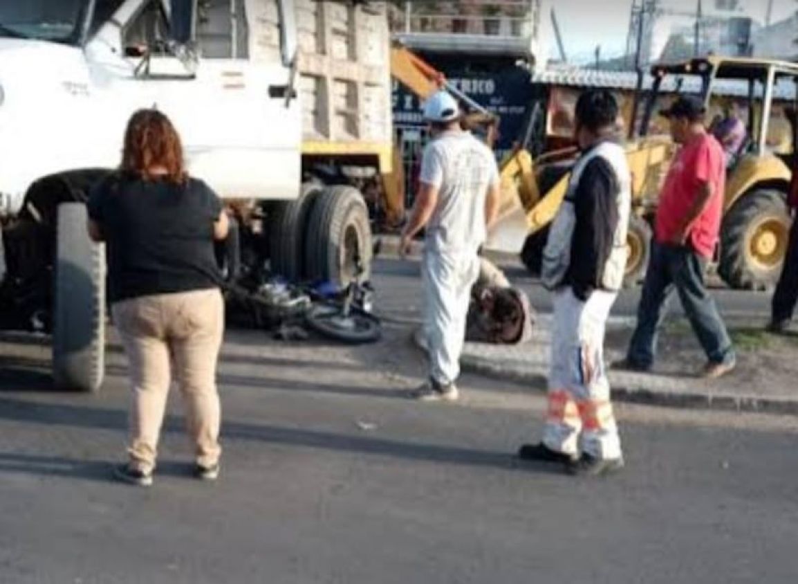 Motociclista es arrollado por un camión recolector de basura en Izucar