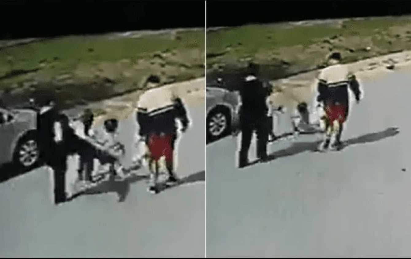 Captan indignante momento en vídeo en el que una mujer patea y tira a una inocente niña al piso (Vídeo)