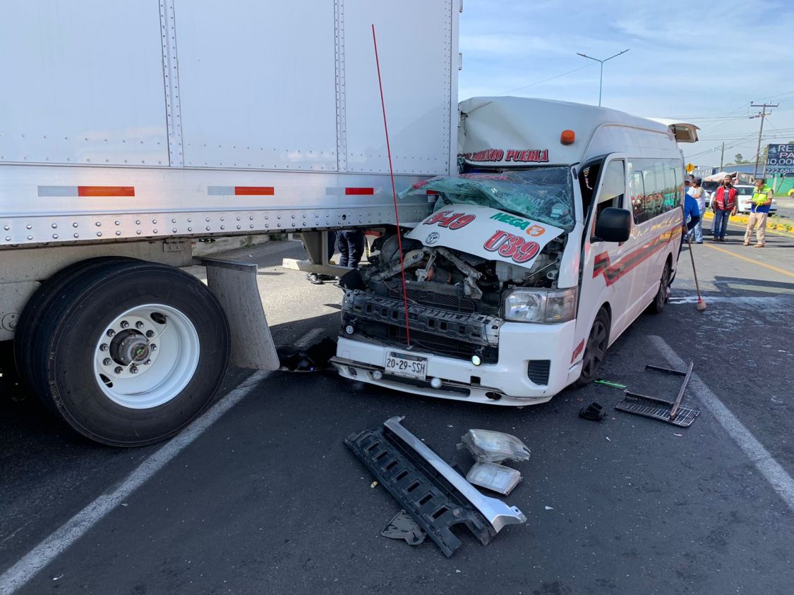 Se incrusta colectiva en la parte trasera de un tráiler, en Papalotla; hay 9 lesionados