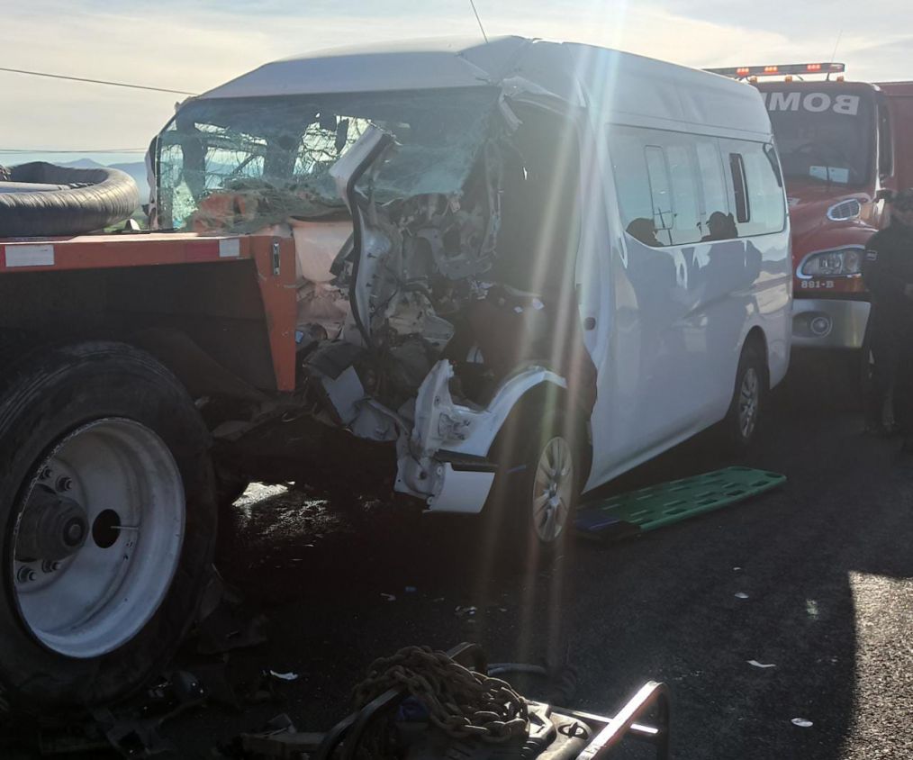Choque entre camioneta y camión deja dos muertos, en Calpulalpan