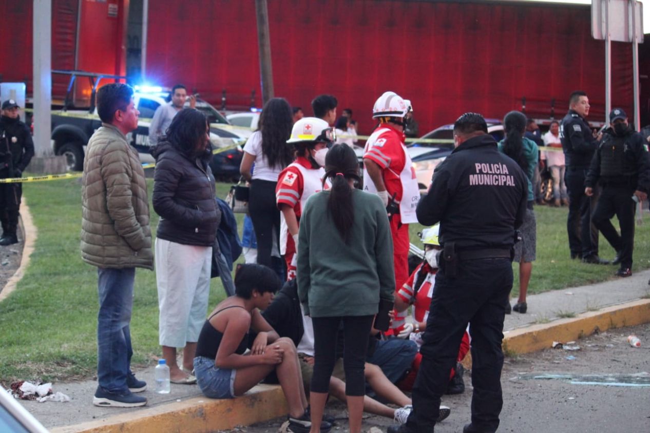 Vuelca unidad de Flecha Azul tras ser impactada por autobus de pasajeros