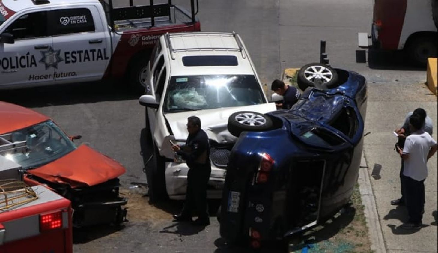 Camioneta GMC se pasa un alto y provoca tremendo accidente en vía Atlixcayotl dejando 6 heridos