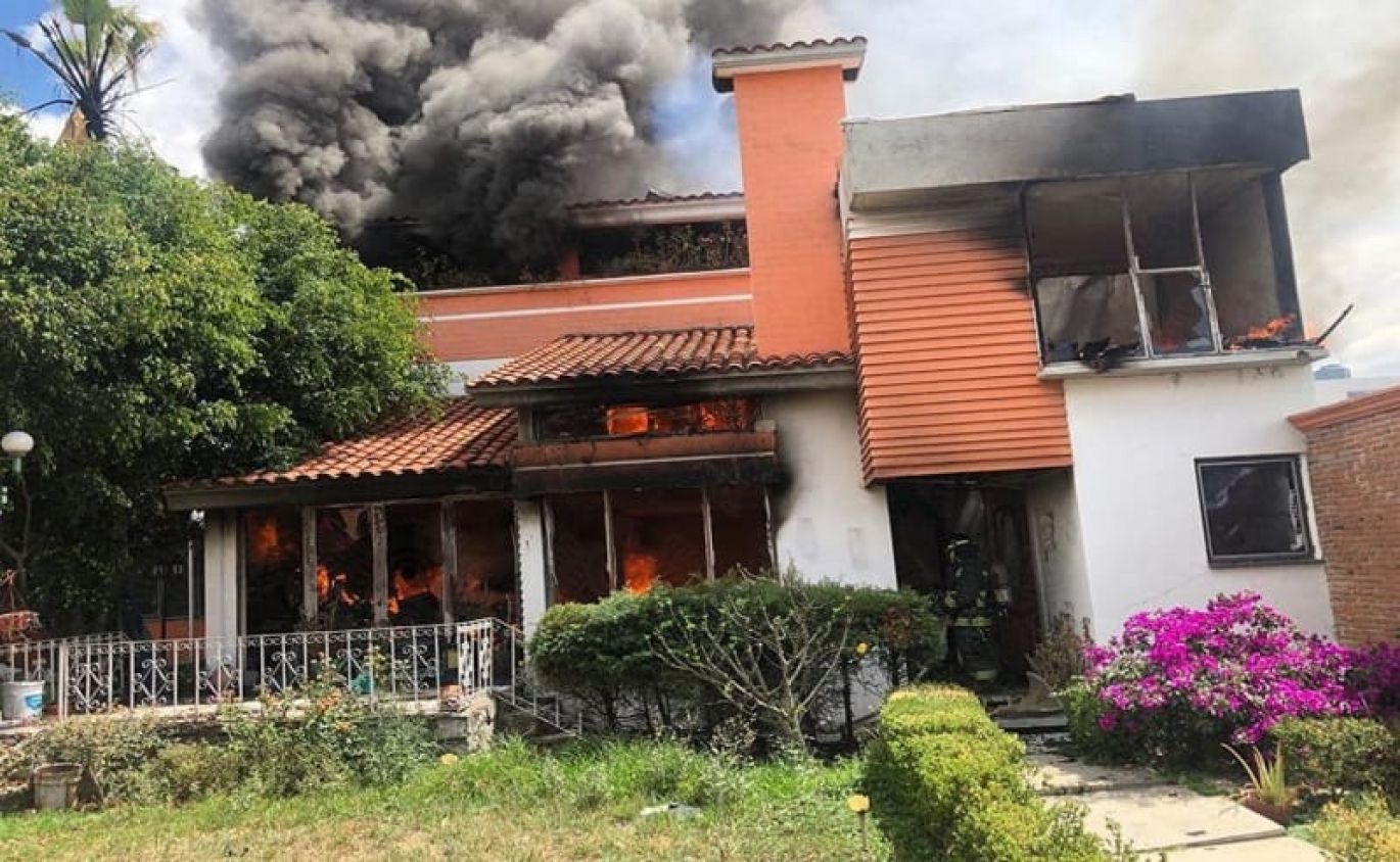 Incendio consumió casa en Castillotla; se presume que fue provocado por un habitante intoxicado
