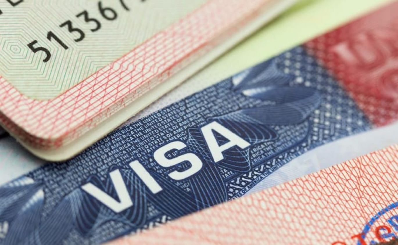 ¿Cuánto cuesta la visa americana y cuánto dinero debo tener en el banco para viajar?