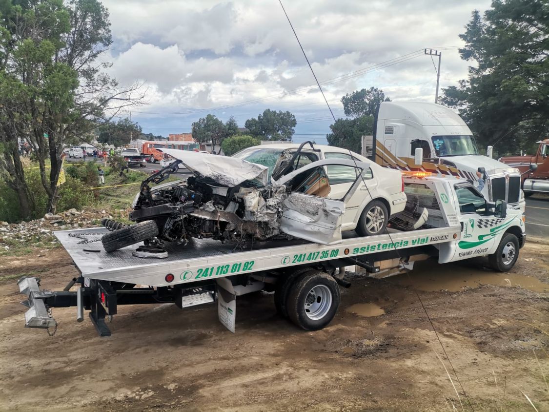 Sobreviven conductores a encontronazo sobre la carretera Apizaco-Tlaxco