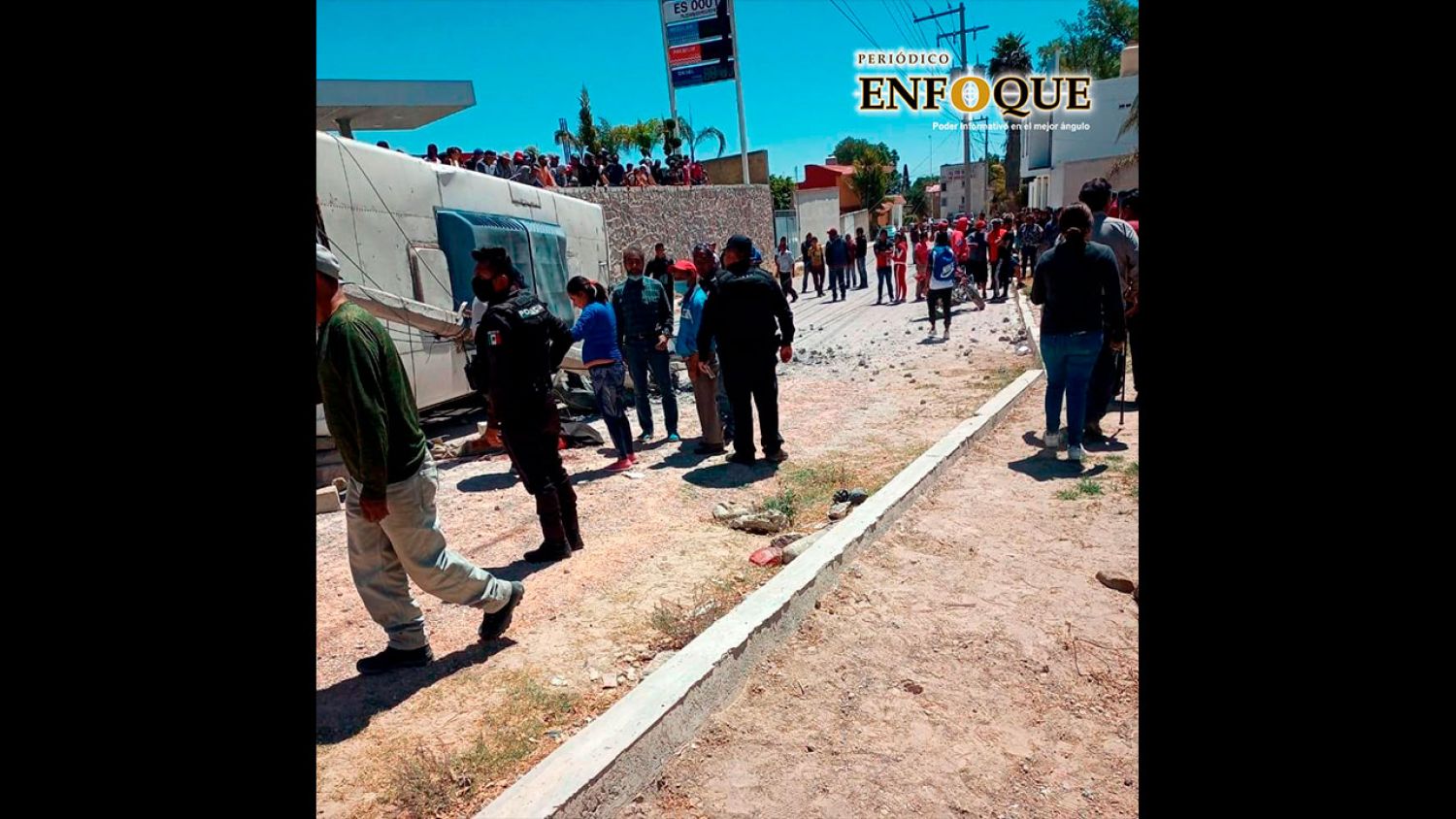 Vuelca autobús de pasajeros en la carretera Tepeaca-San Hipólito; deja algunos lesionados   