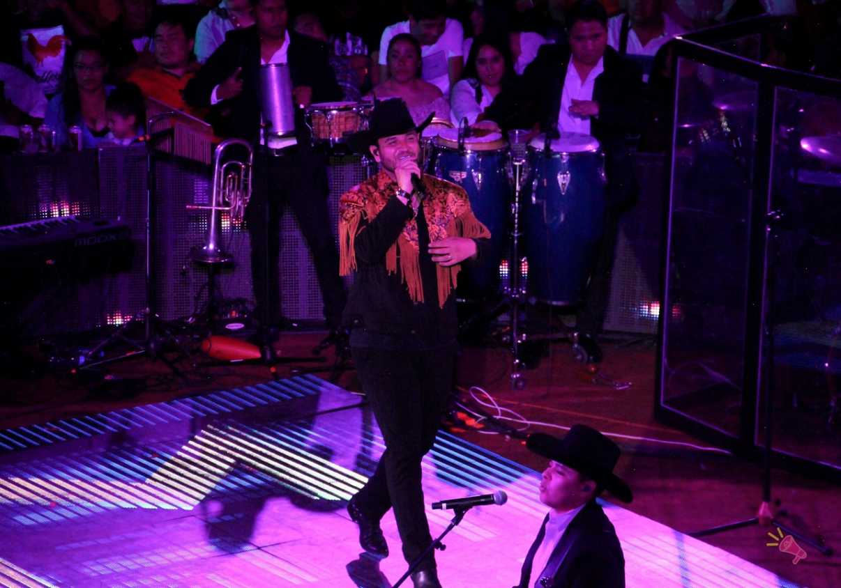 Cientos de personas acogieron a Edén Muñoz en su estreno como solista en el palenque de la feria de Puebla 
