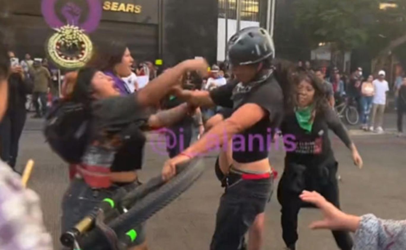 Mujeres golpean a ciclista por atropellar a una menor durante la marcha (Vídeo)