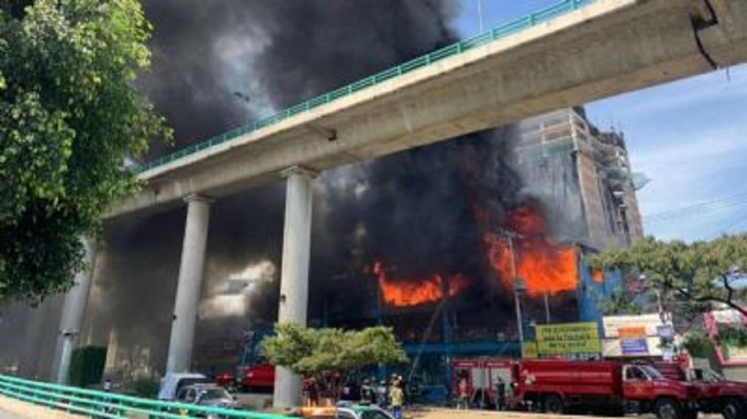 Incendio consume gran parte de 'Galerías El Triunfo' de San Jerónimo; se paraliza Periférico Sur