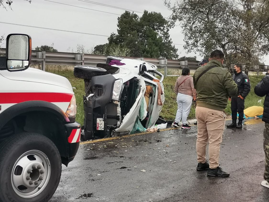 Choque de camioneta contra árbol deja sin vida a una mujer, en Teolocholco