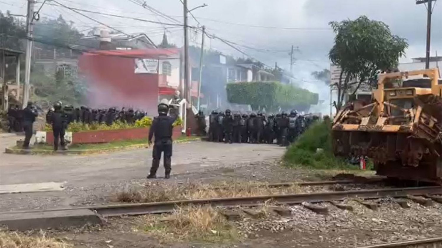 Enfrentamiento entre maestros y policías en Michoacán deja al menos 7 heridos