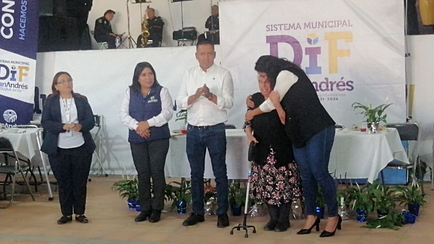 San Andrés Cholula festeja abuelitos, previo al 28 de agosto con comilitona, música, baile y regalos