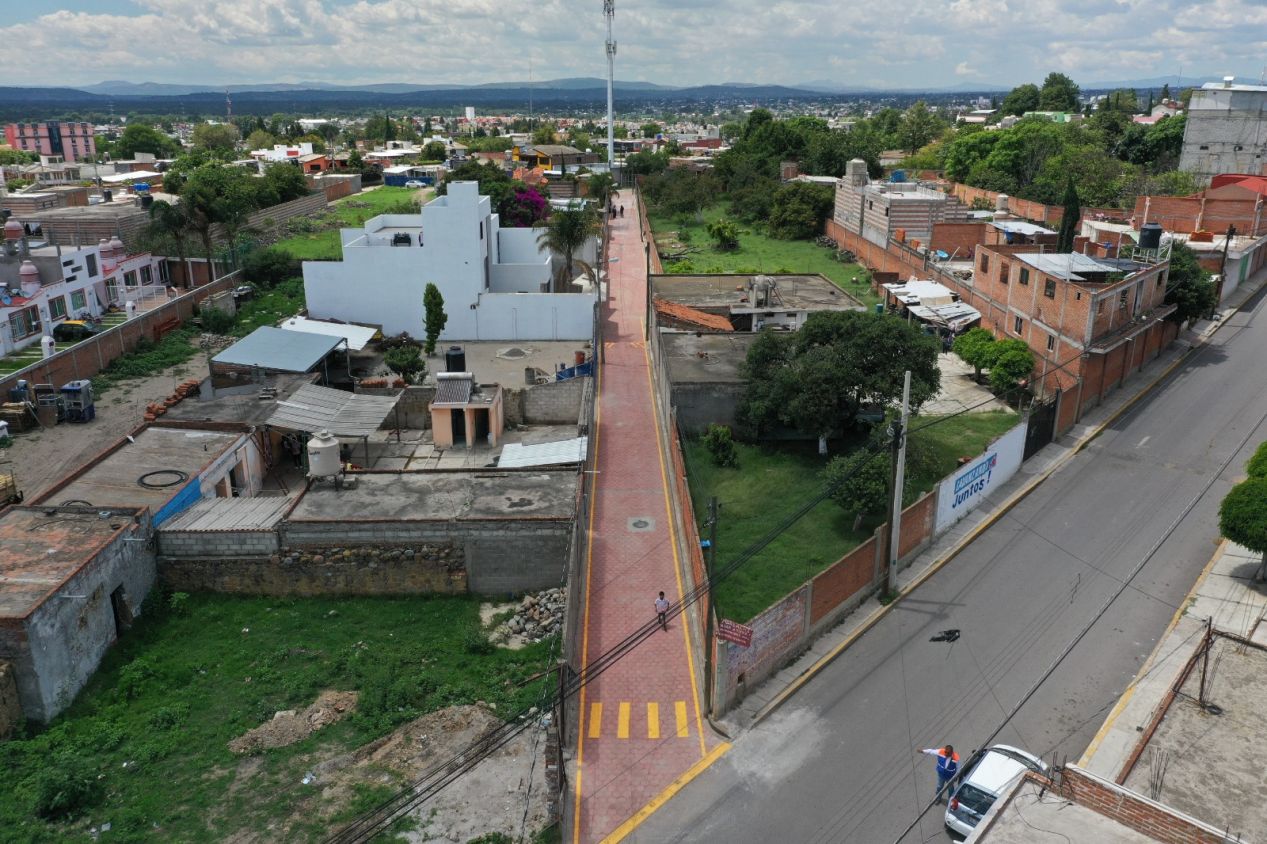 Filomeno Sarmiento entrega pavimentación con adocreto de la privada Galeana