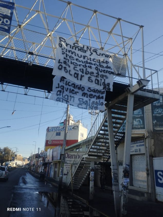 Hallan supuesta "narcomanta" en puente peatonal de Zacatelco