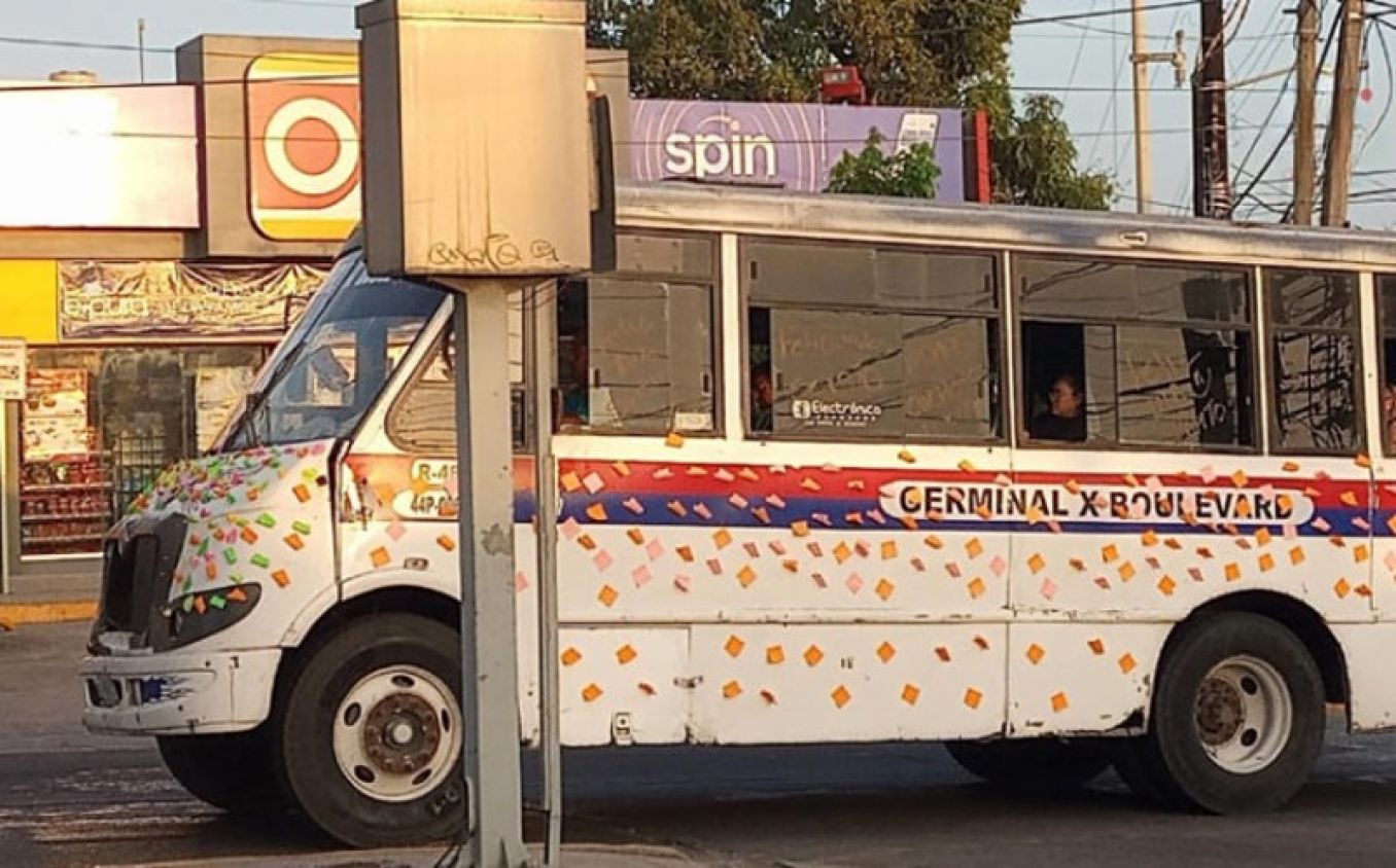 Familia  de chófer celebra cumpleaños decorando su microbús con notas de amor; se hace viral (Vídeo)