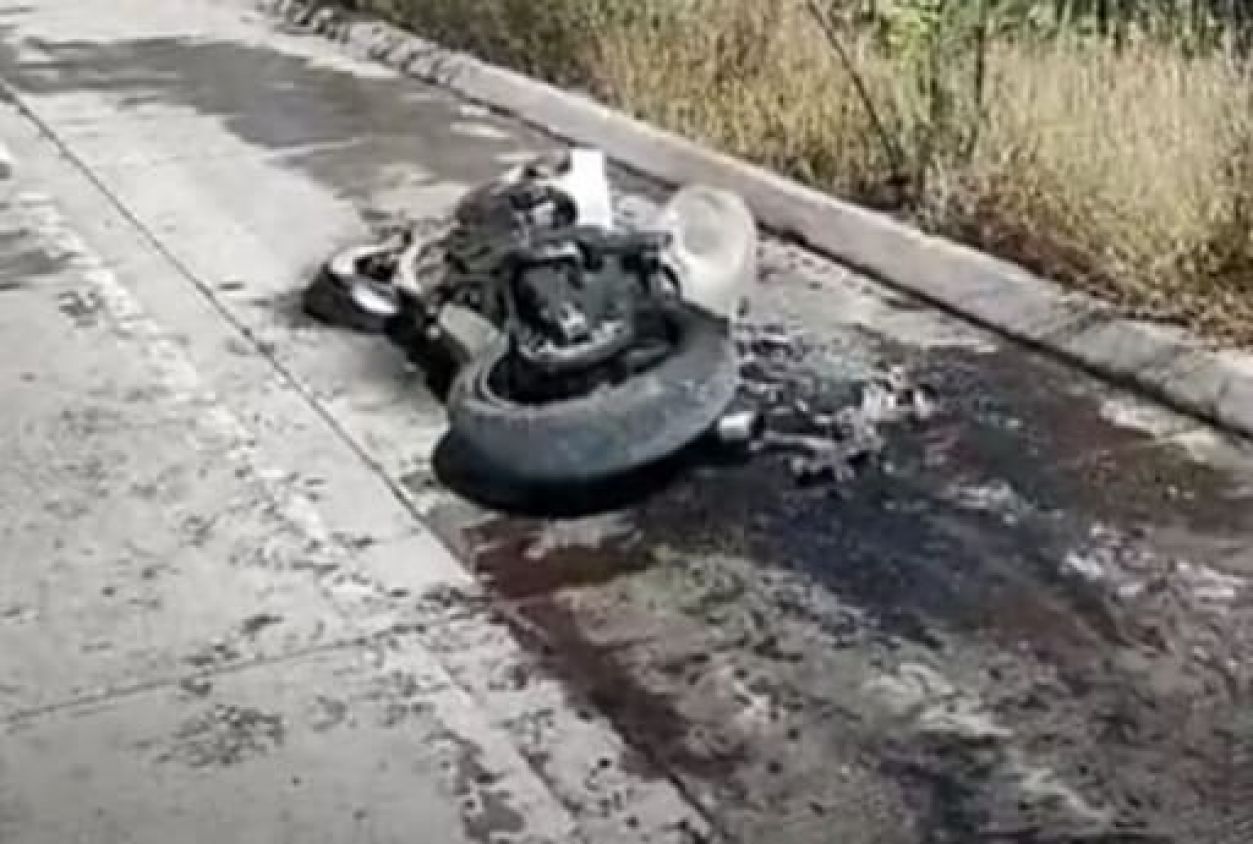 Motociclista por conducir a alta velocidad, derrapa en Periférico con dirección Puebla-México