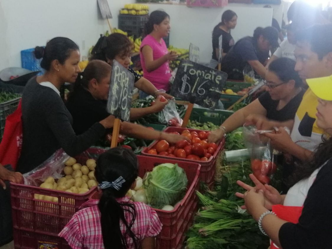 Tras 45 años tianguistas del mercado municipal de Cuautlancingo inician venta en espacio digno