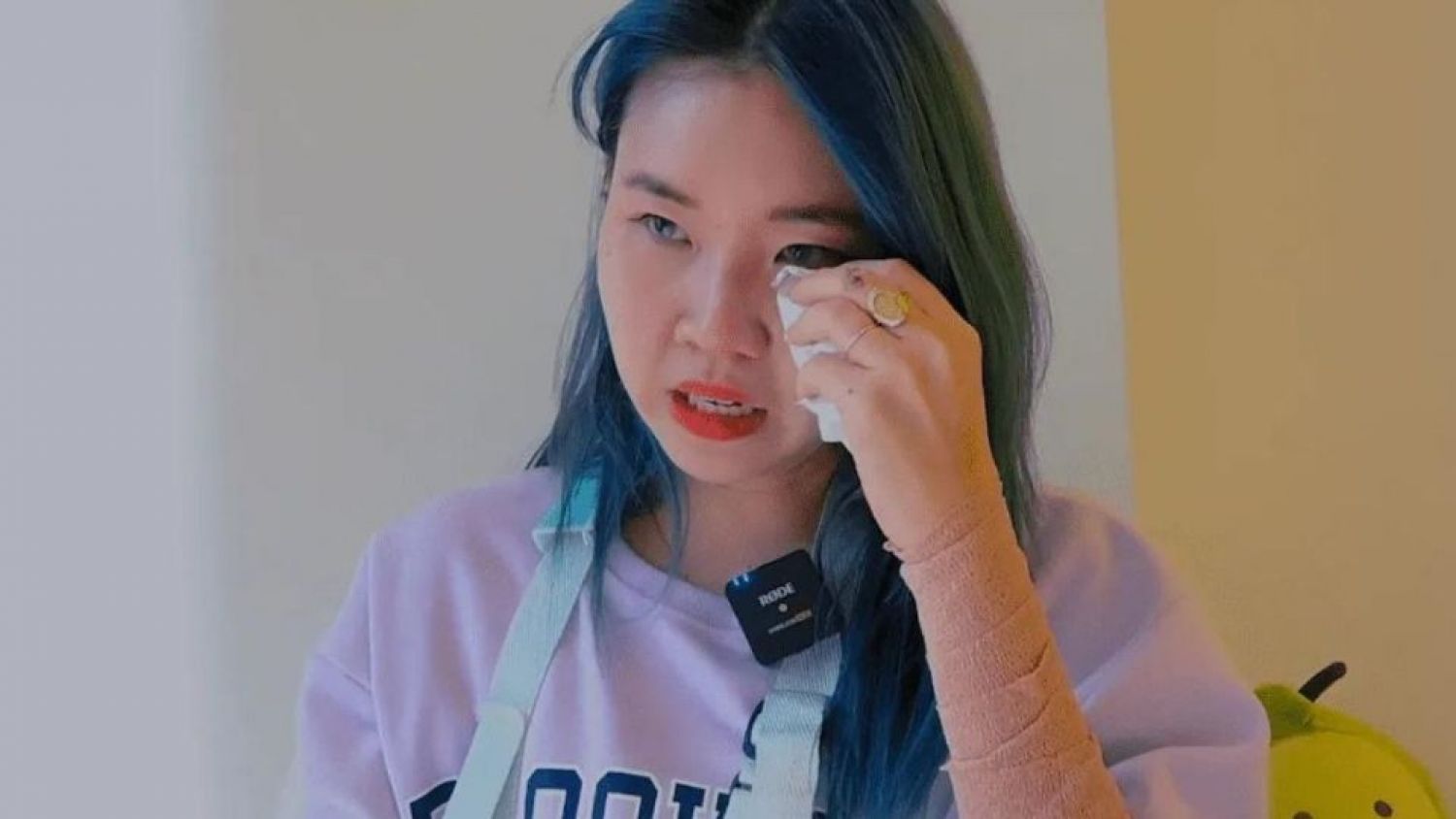 "No puedo más": "Chingu amiga" preocupa a sus fans al aparecer triste y llorando en un live (Vídeo)