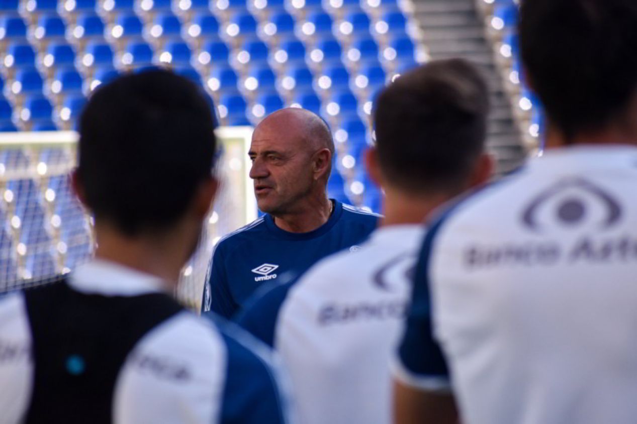 Jugadores tienen secuestrado al Puebla, revela Chelís