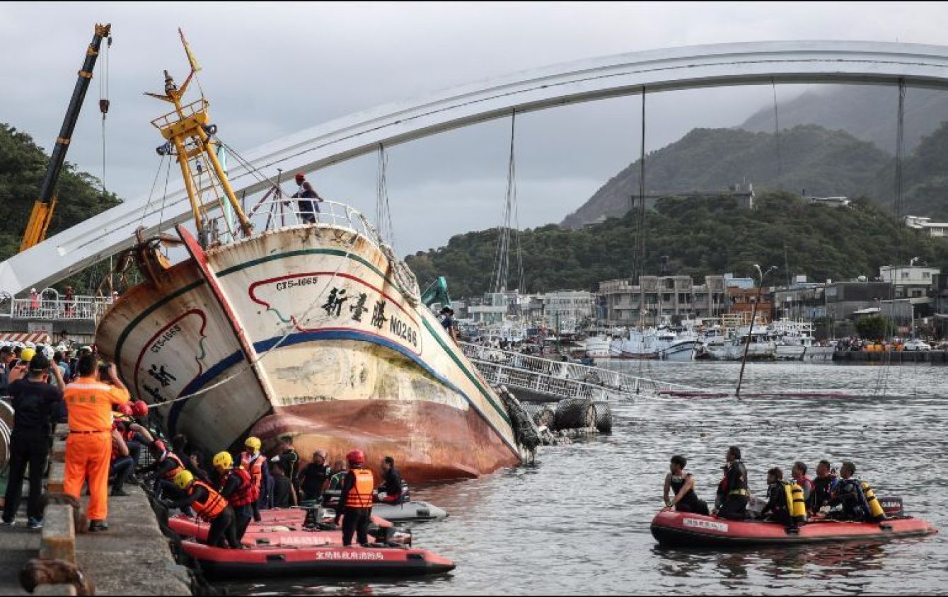 Puente colapsa sobre barcos pesqueros en Taiwán