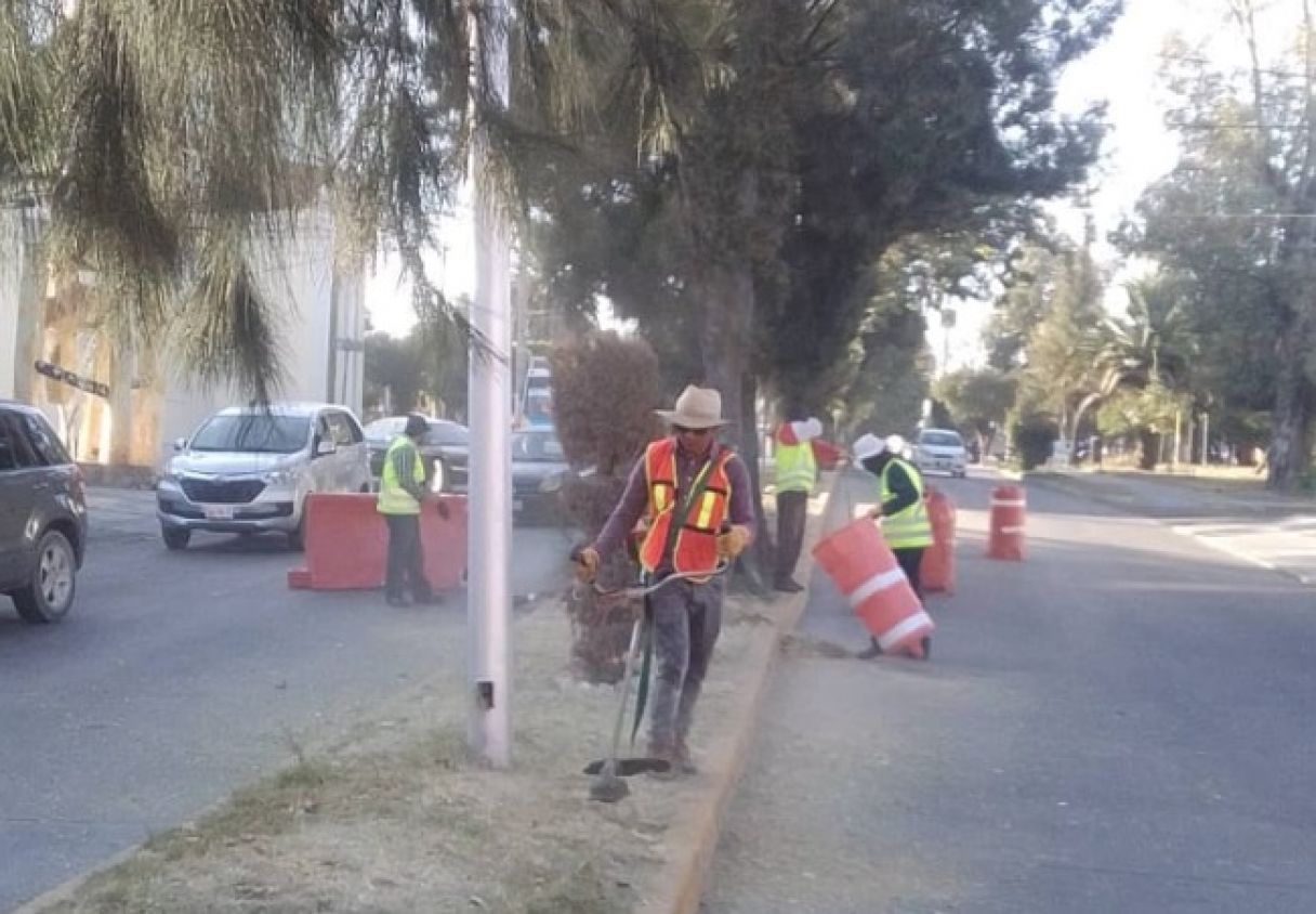 Continúa mantenimiento de áreas verdes, vialidades y parques en la capital poblana