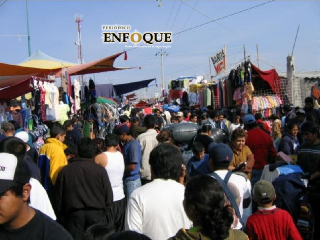 Miles de personas abarrotan el Tianguis de Tepeaca; se preparan para la cena de fin de año