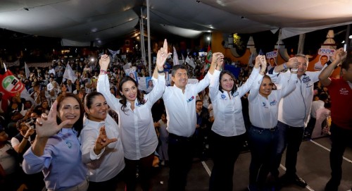 Lupita Cuautle inicia su campaña con masiva convocatoria frente a la Parroquia de San Andrés Apóstol