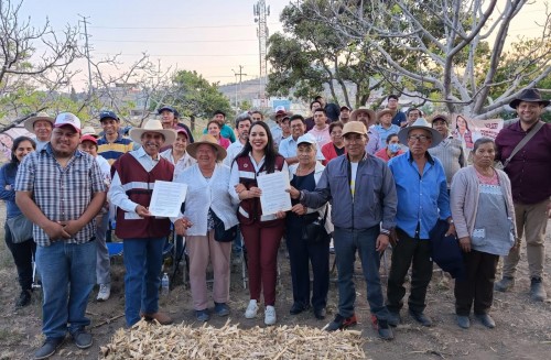 Tonantzin Fernández de la coalición "Sigamos Haciendo Historia" signa acuerdos para el desarrollo agrícola en San Pedro Cholula