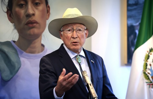 Ken Salazar expresa preocupación por reforma al poder judicial de México 